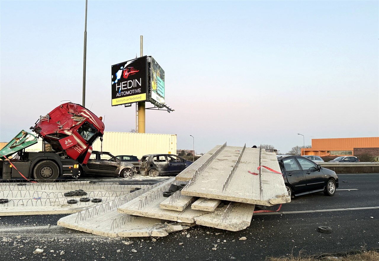 Verkeerschaos op de A2: vrachtwagen verliest betonplaten, auto's in brand