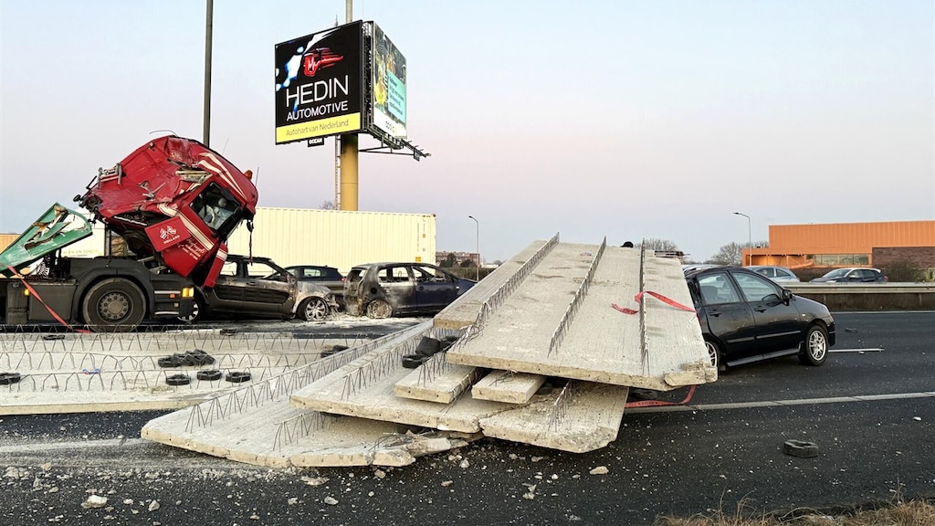 Verkeerschaos op de A2: vrachtwagen verliest betonplaten, auto's in brand