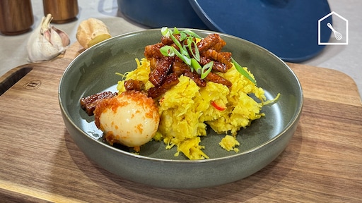 Curry Acid Cabbage Stew met knapperige tempeh in sojasaus en sambale eieren