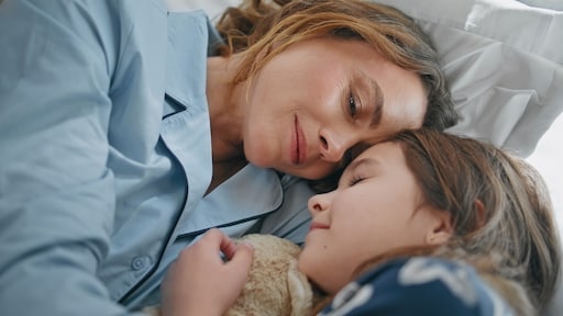 Amira wil dat haar dochter (7) weer in haar eigen bed slaapt: 'Sinds de scheiding slapen we samen'