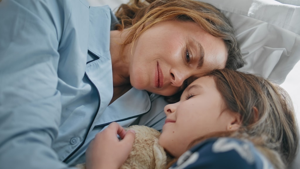 Amira wil dat haar dochter (7) weer in haar eigen bed slaapt: 'Sinds de scheiding slapen we samen'