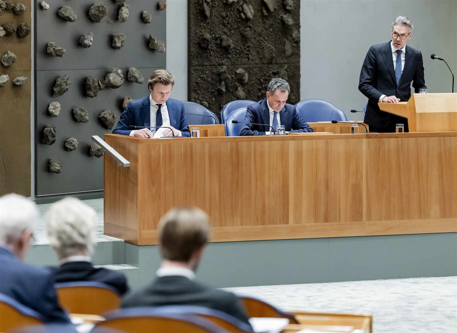 Schoof herhaalt in debat over Oekraïne: 'Welwillend over eventuele vredesmissies'