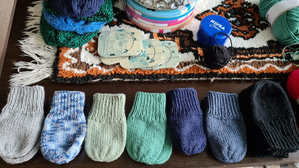 De gipssokken van Wil zijn vrolijk en lekker warm.