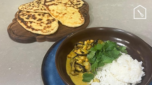 Aubergine-kikkererwtencurry met kokos-knoflooknaan
