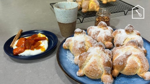 Mexicaanse zoete broodjes, warme chocolademelk en pompoen in suikersiroop