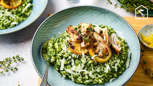 Spinazierisotto met citroen-tijm kippendijen én peer met chocolade-ijs en tijm-koekkruim