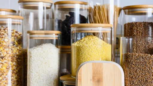 Deze beestjes kunnen allemaal in je voorraad(potten) zitten en zo voorkom je ze