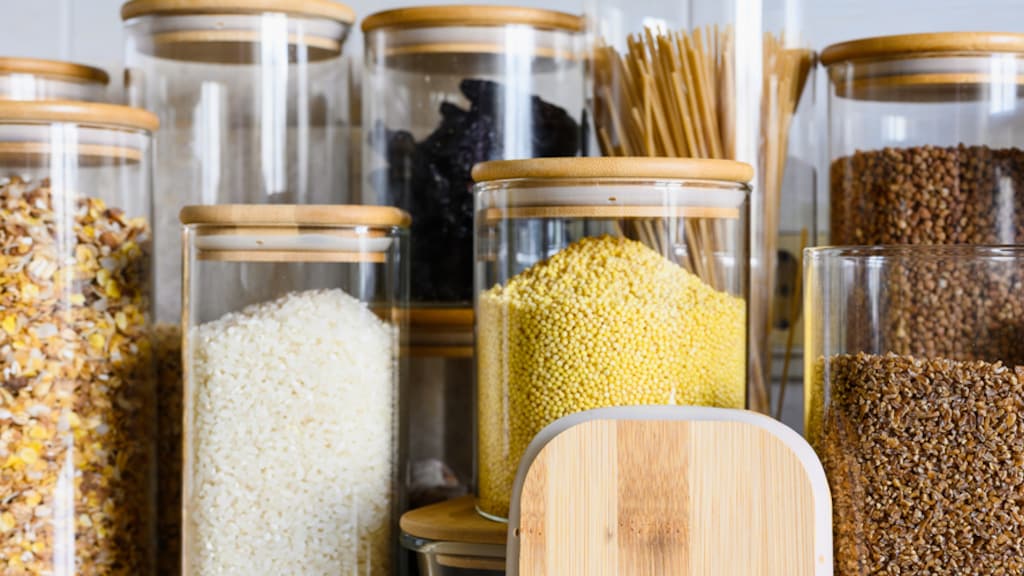 Deze beestjes kunnen allemaal in je voorraad(potten) zitten en zo voorkom je ze