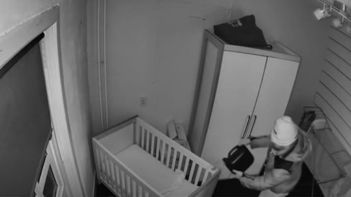 Man met jerrycan bij babybedje te zien op vermoedelijke beelden brand Soest