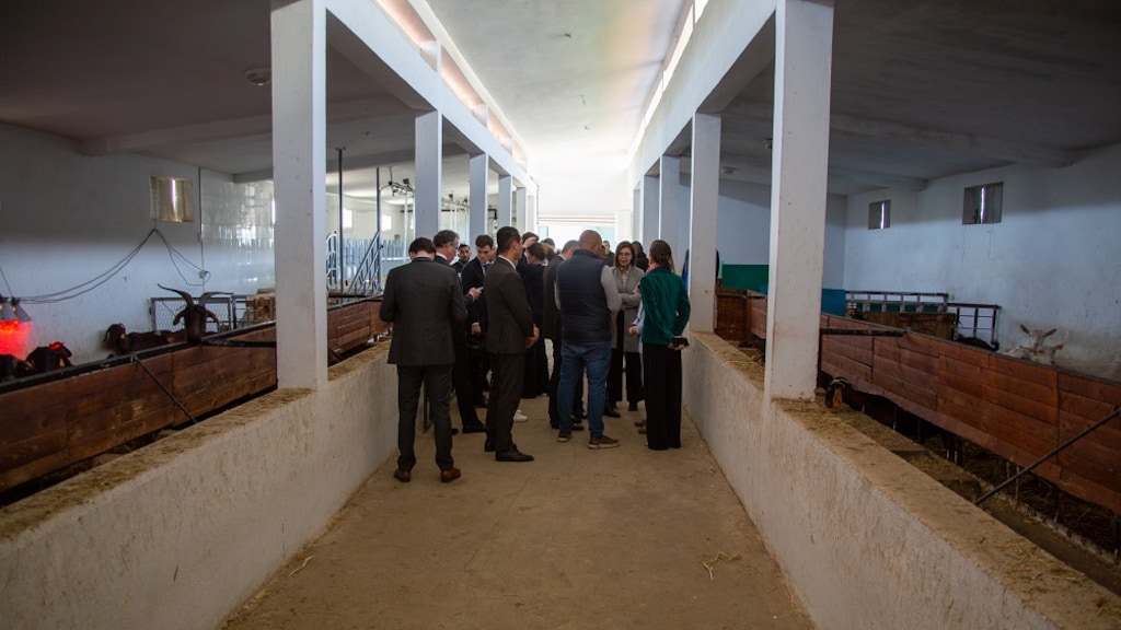 De minister tijdens haar bezoek aan een boerderij.