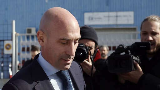 Oud-voorzitter Spaanse voetbalbond Rubiales vrijgesproken van aanranding na ongewenste kus
