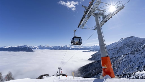 Nederlandse skiër (30) zwaargewond door botsing tegen boom
