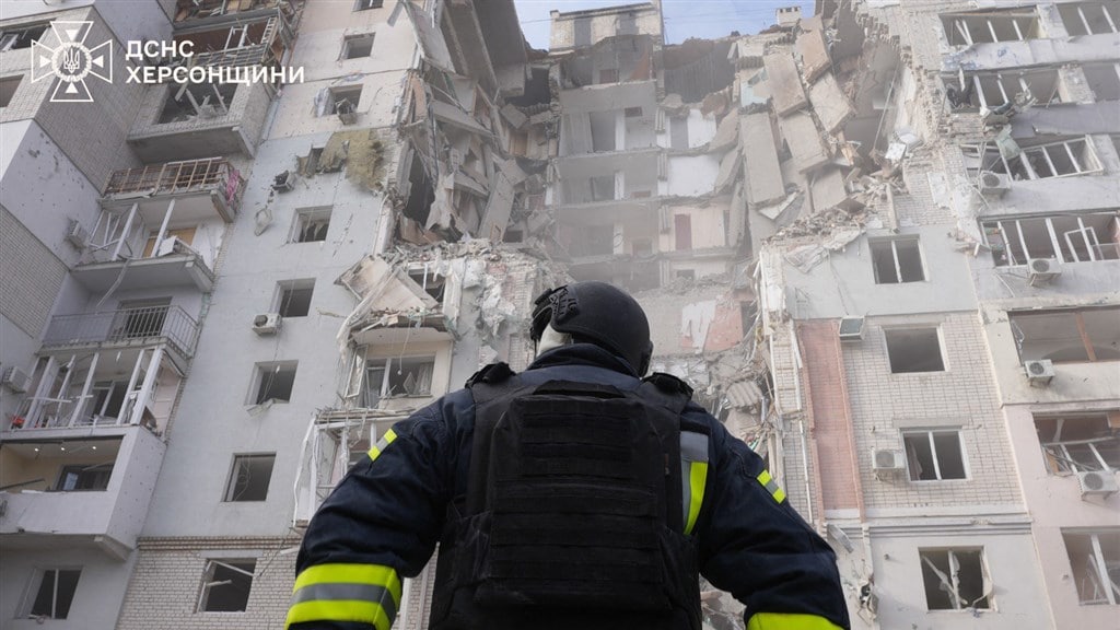 Aan de onderhandelingstafel praat Poetin over vrede, ondertussen gaan de bombardementen door