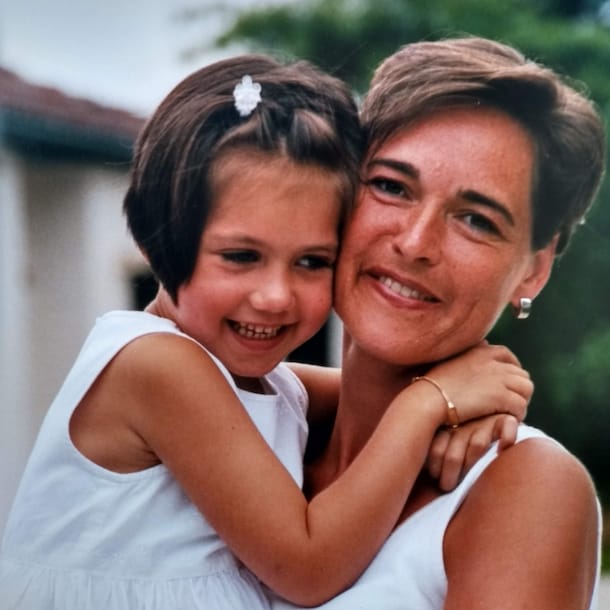 Ruth en haar moeder, die een hechte band hebben.