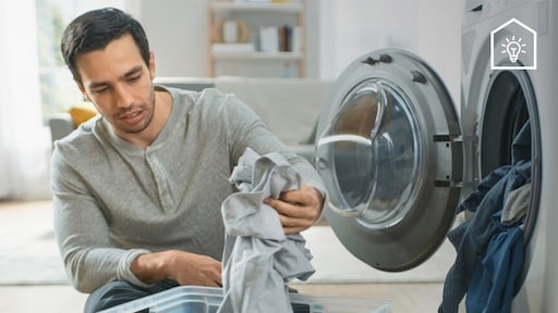 Papieren zakdoek meegewassen? Zo krijg je alle pluisjes weer uit je kleding