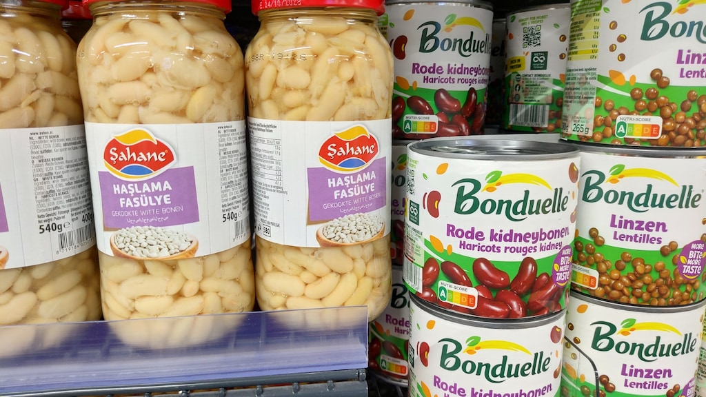 Het huismerk Şahane, naast een Nederlands A-merk.