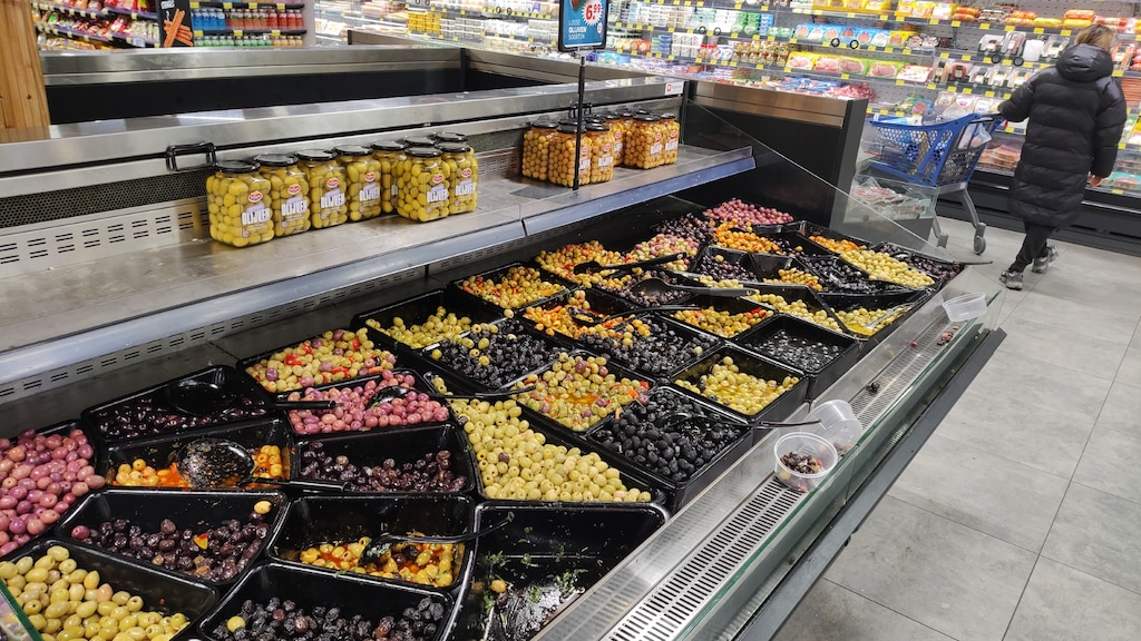 De Turkse oorsprong van Sahan blijkt uit de grote variatie aan olijven in de winkel.