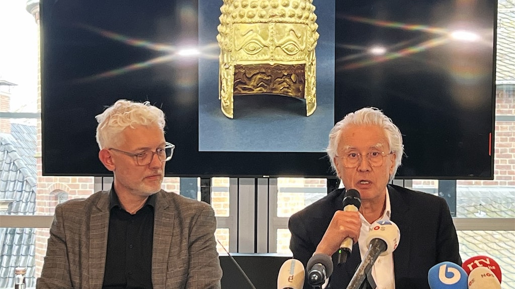 Persconferentie in Drents Museum met de gouden helm afgebeeld.