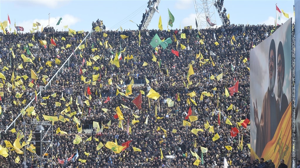 Hezbollah-aanhangers in het stadion in Beiroet.