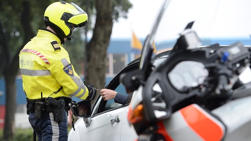 Hardleerse automobilist: voor de twintigste keer zonder rijbewijs aangehouden