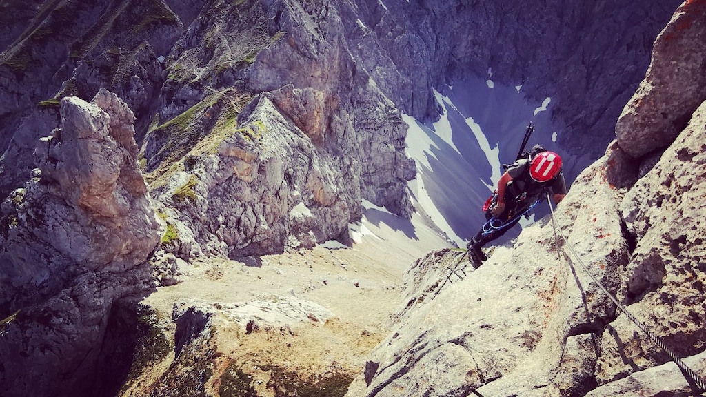 Het meeste denkwerk gebeurt achter de computer, maar Humberto helpt ook zelf regelmatig mee. Hier bij de zoektocht naar een vermiste man in Oostenrijk.