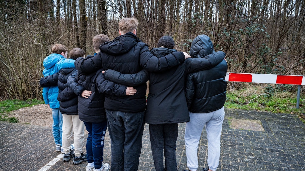 Jongens in Schiedam bij de bloemenplek.