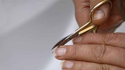 Vrouw knipt nagels van partner, maar knipt in vinger: man naar de rechter