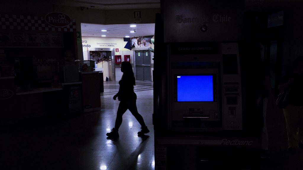 Een donker winkelcentrum tijdens de stroomstoring.