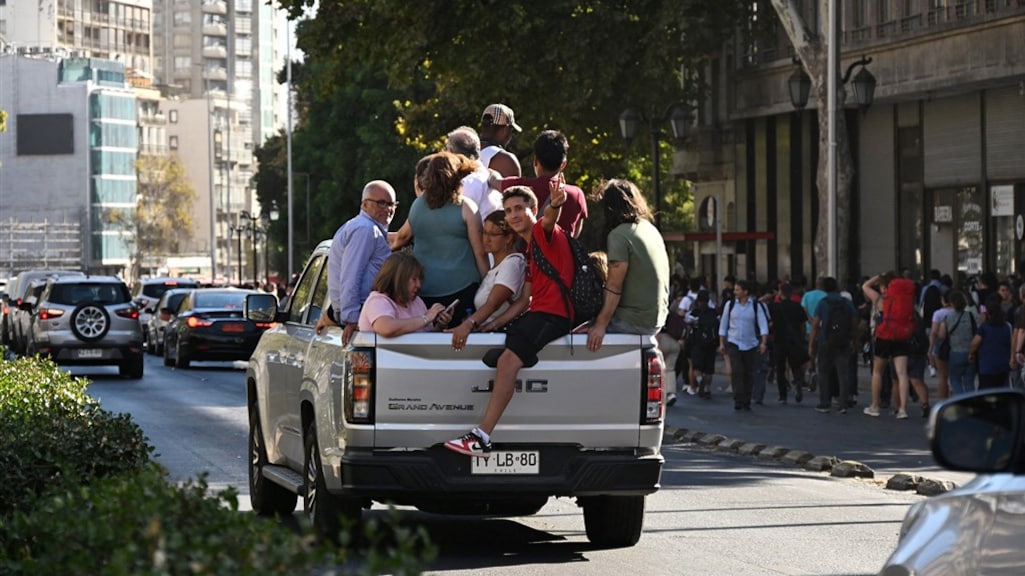 Mensen proberen op allerlei manieren om nog thuis te komen.