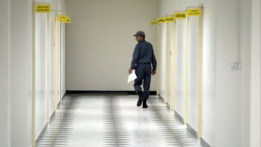 Een bewaker loopt door de gangen van de Evin-gevangenis tijdens een geregiseerde mediatour in 2006. Van het cellencomplex zijn nauwelijks beelden beschikbaar.