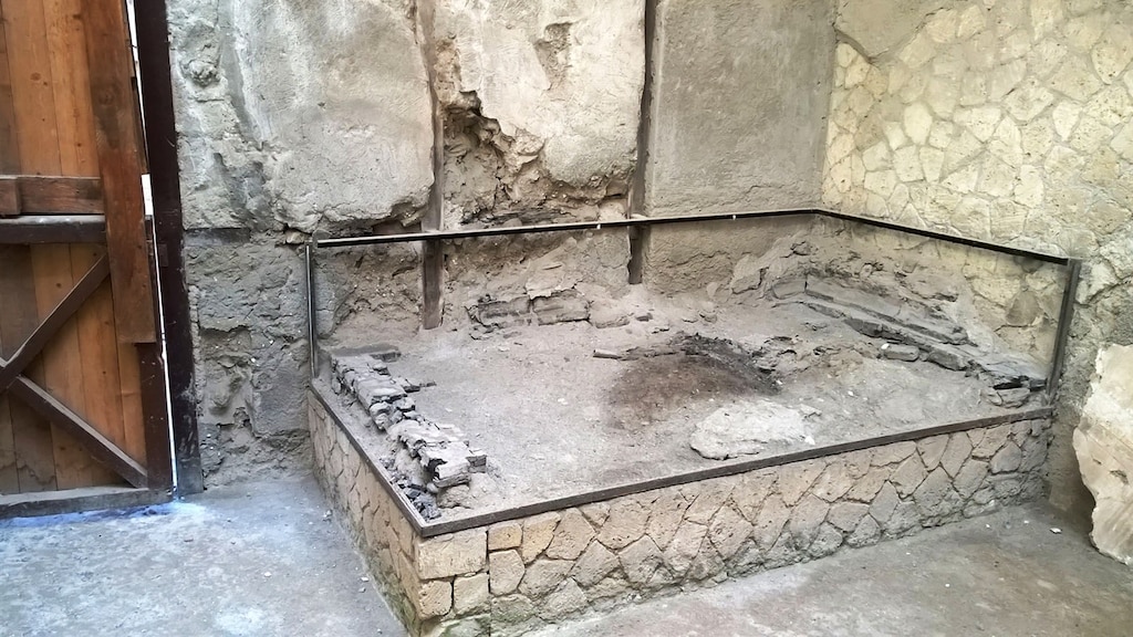 Het bed in Herculaneum waarop de overblijfselen werden gevonden.