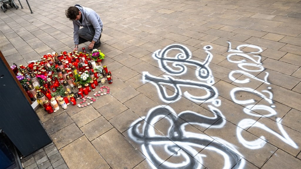 Een man steekt een kaarsje aan, voor de action in Hradec Králové.