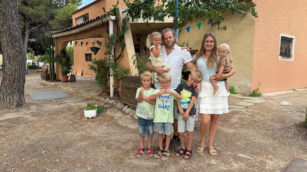 Pim Verleg van Een huis vol emigreert knipt zijn lange lokken af: 'Te warm'