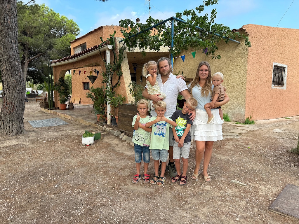Familie Verleg uit Een huis vol emigreert verwelkomt zesde kind: 'Onze prachtige zoon'