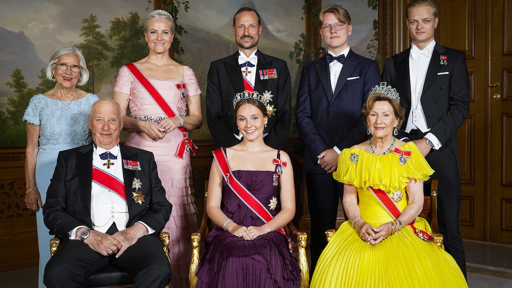 Marius, Sverre Magnus en Ingrid Alexandra met koning Harald V, koningin Sonja, kroonprins Haakon en kroonprinses Mette-Marit