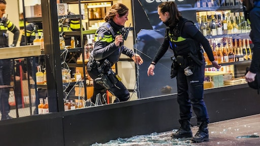 Inbraak bij Bijenkorf Eindhoven: 'Dader sloeg als een dolle vitrines kapot'