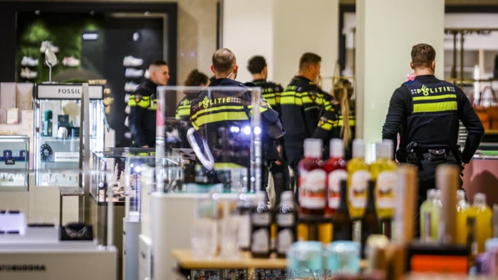 Op de inbraak kwam veel politie af.