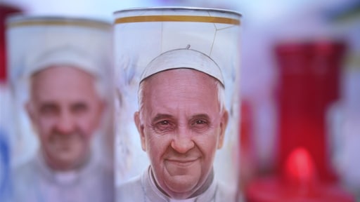 Paus Franciscus aan de beademing na bronchitisaanval