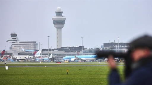 Schittering zonnepanelen hindert piloten Schiphol, landen op andere baan