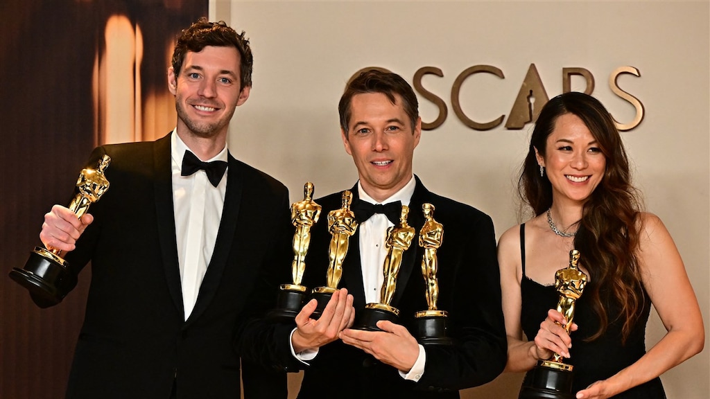 De producenten van Anora met hun Oscars.