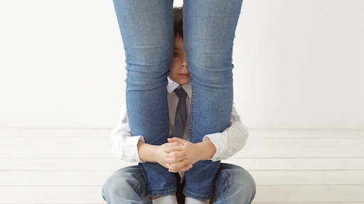 Esthers kleuter klampt zich in gezelschap aan haar vast: 'Ik vind dit irritant'