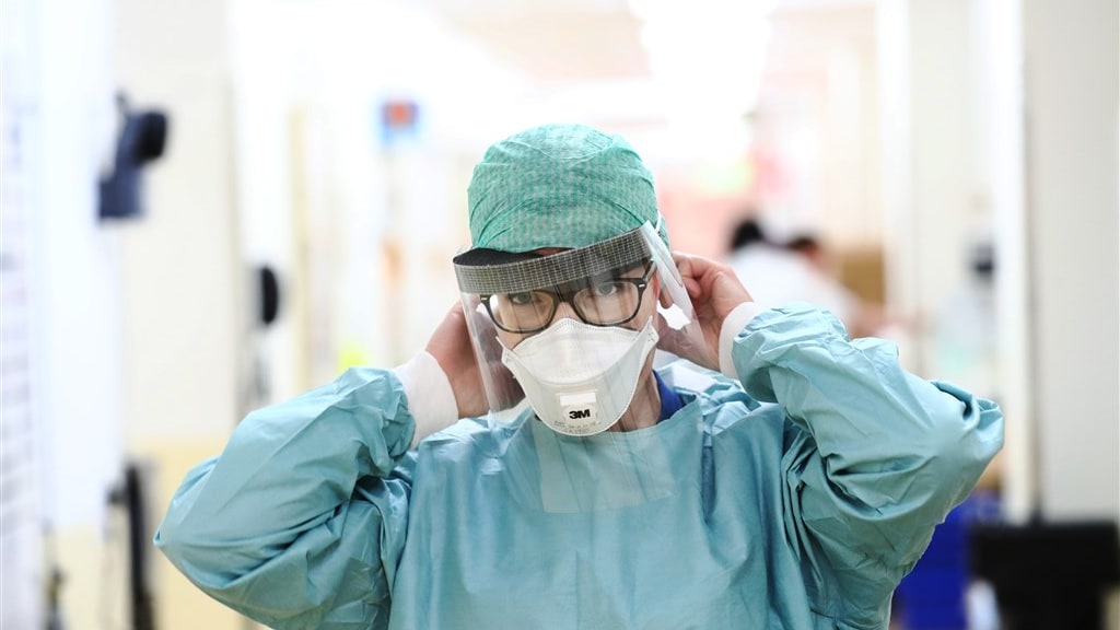 Zorgverlener met faceshield tijdens de coronapandemie.