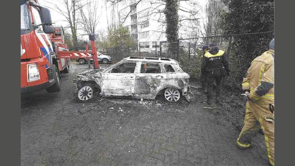 Ook de witte Range Rover Evoque van Senna wordt in de as gelegd.