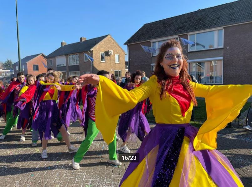 Ook de kostuums zijn te koop. 