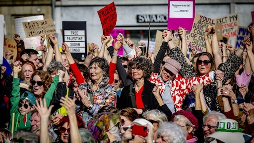 Ongeveer 15.000 mensen lopen Feminist March in Amsterdam