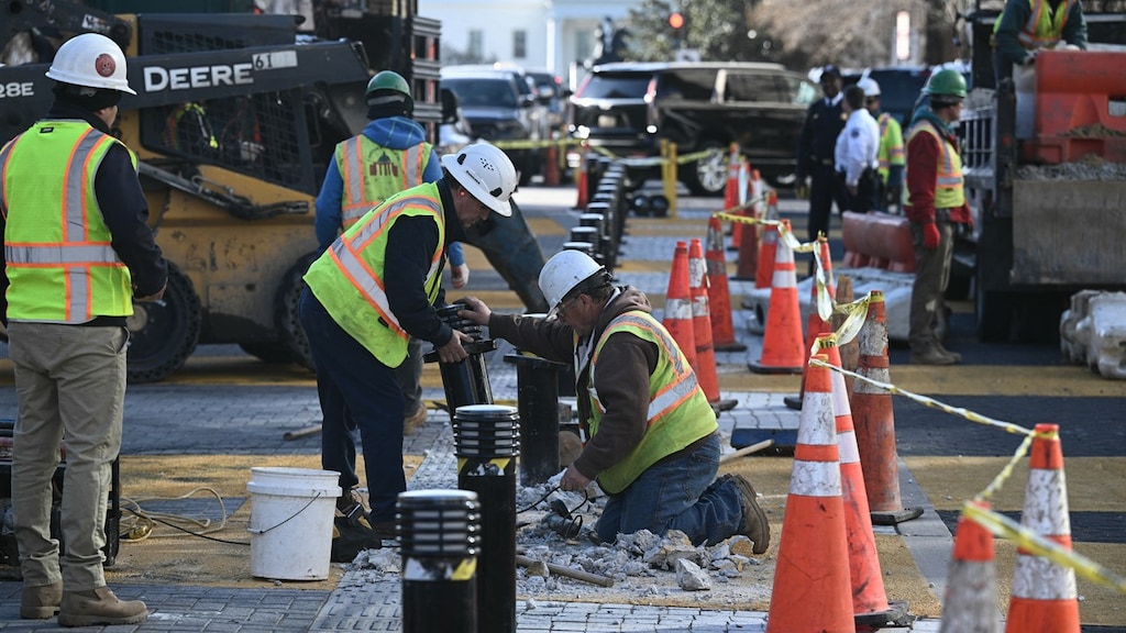 De stratenmakers bezig met het verwijderen van het kunstwerk.