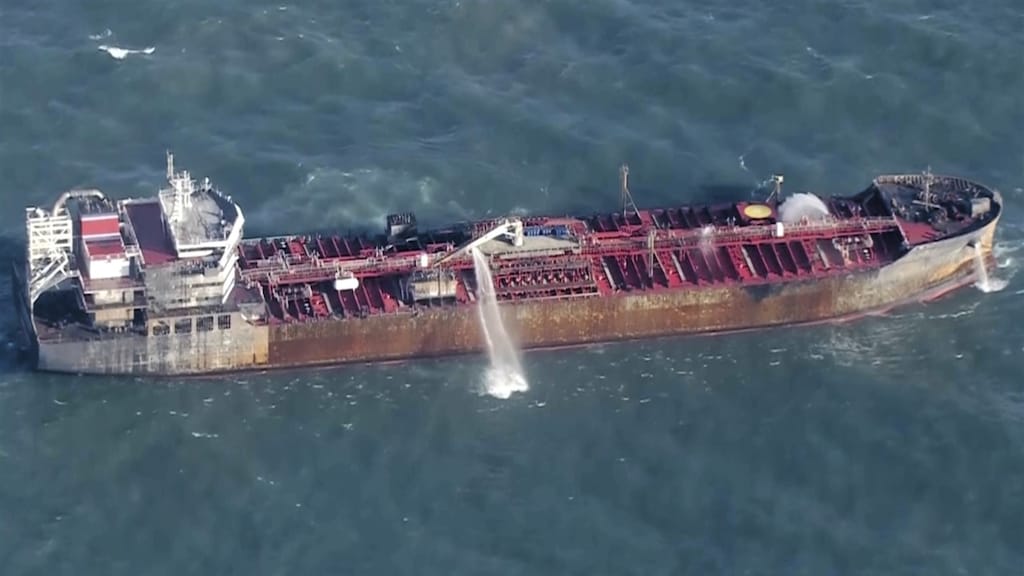 Vrachtschip staat na botsing op Noordzee op zinken, geen giftig natriumcyanide aan boord
