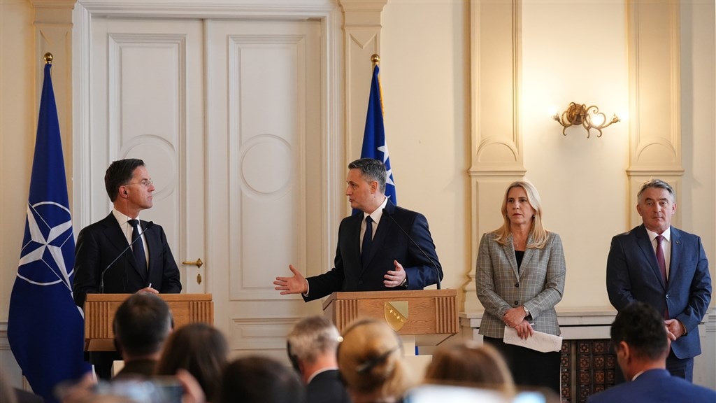 NAVO-baas Rutte en de drie presidenten van Bosnië.