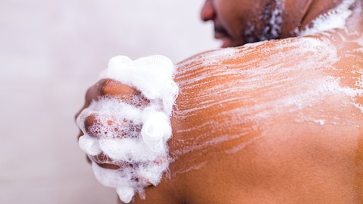 Elke dag douchen, gezond of niet: 'Je huid kan veel aan'