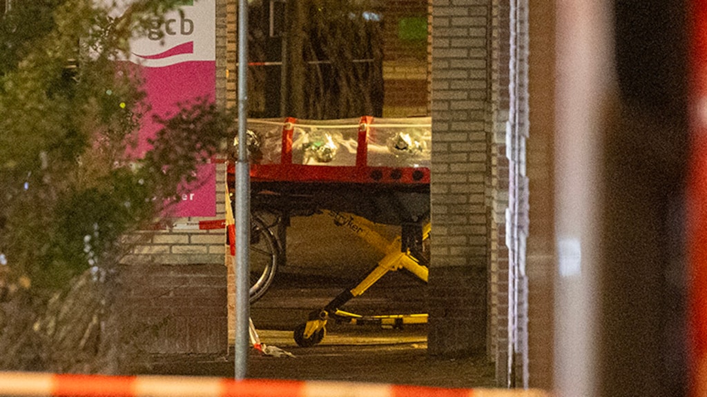 De patiënt wordt in een zogenoemde ISO-POD afgevoerd.